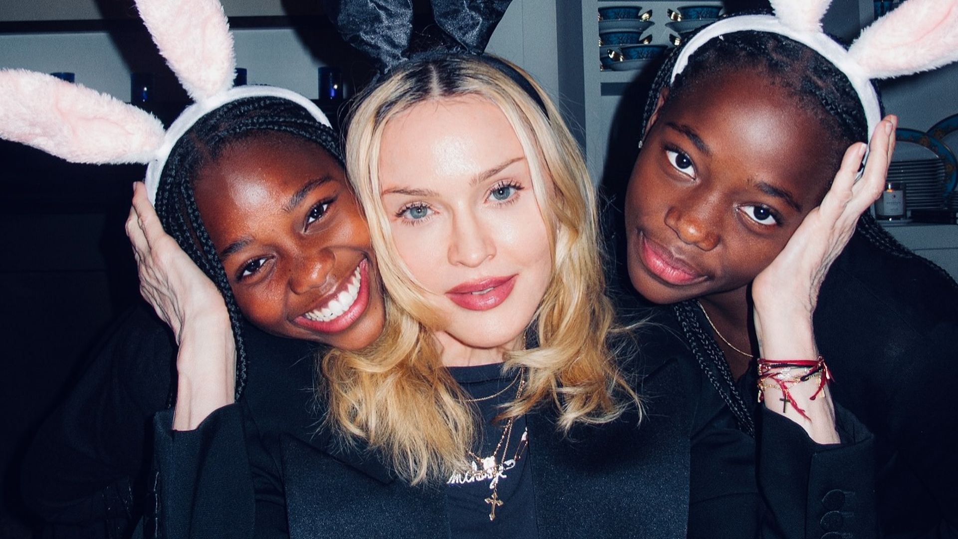 Gro-er-Feiertag-Madonna-zelebriert-mit-Zwillingen-Chanukka