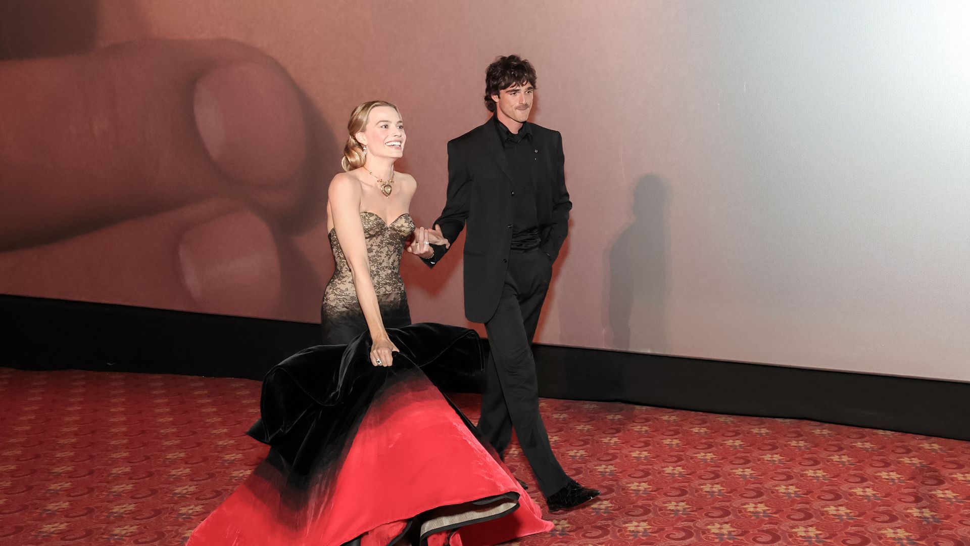 Bei-Premiere-Margot-Robbie-und-Jacob-Elordi-halten-H-ndchen