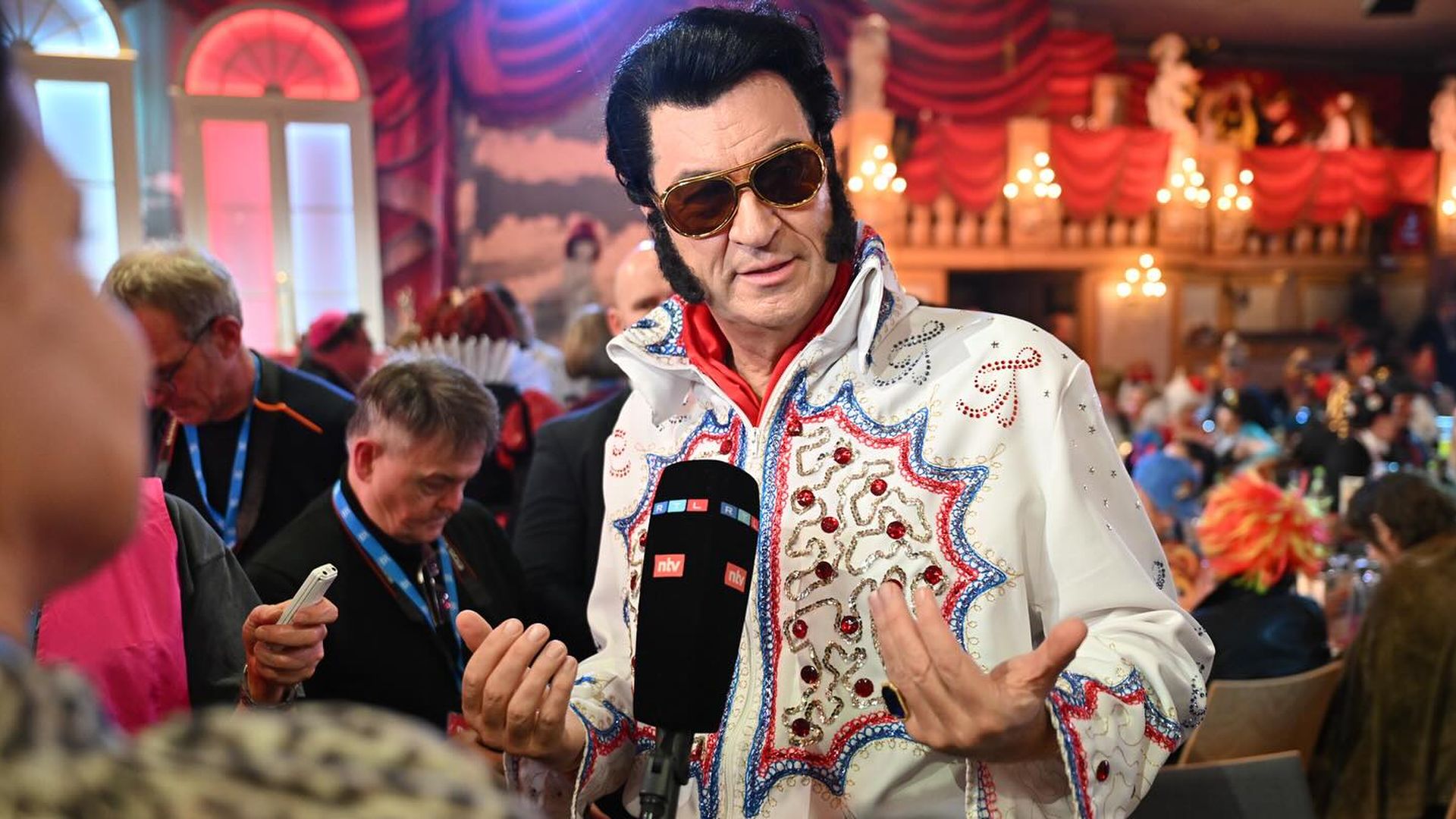 Markus Söder tritt an Fasching als King of Rock 'n' Roll auf