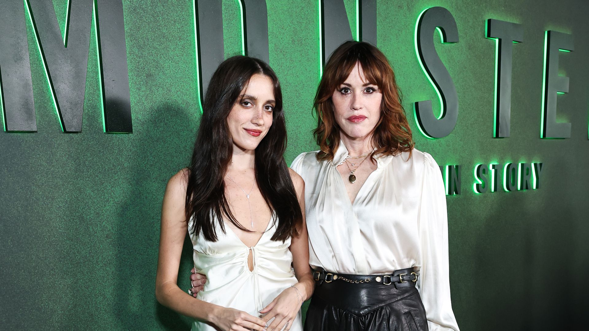 Molly-Ringwald-strahlt-mit-ihrer-Tochter-auf-dem-Red-Carpet