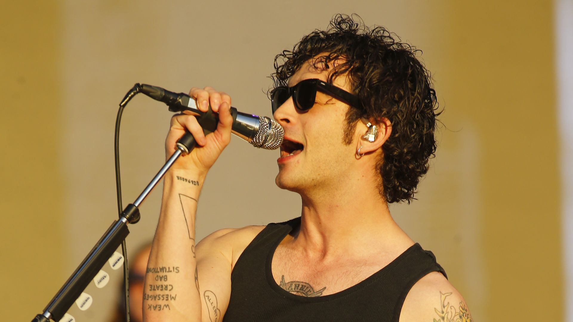 Wegen Kuss mit Mann: Matty Healy sorgt für Festivalabbruch!