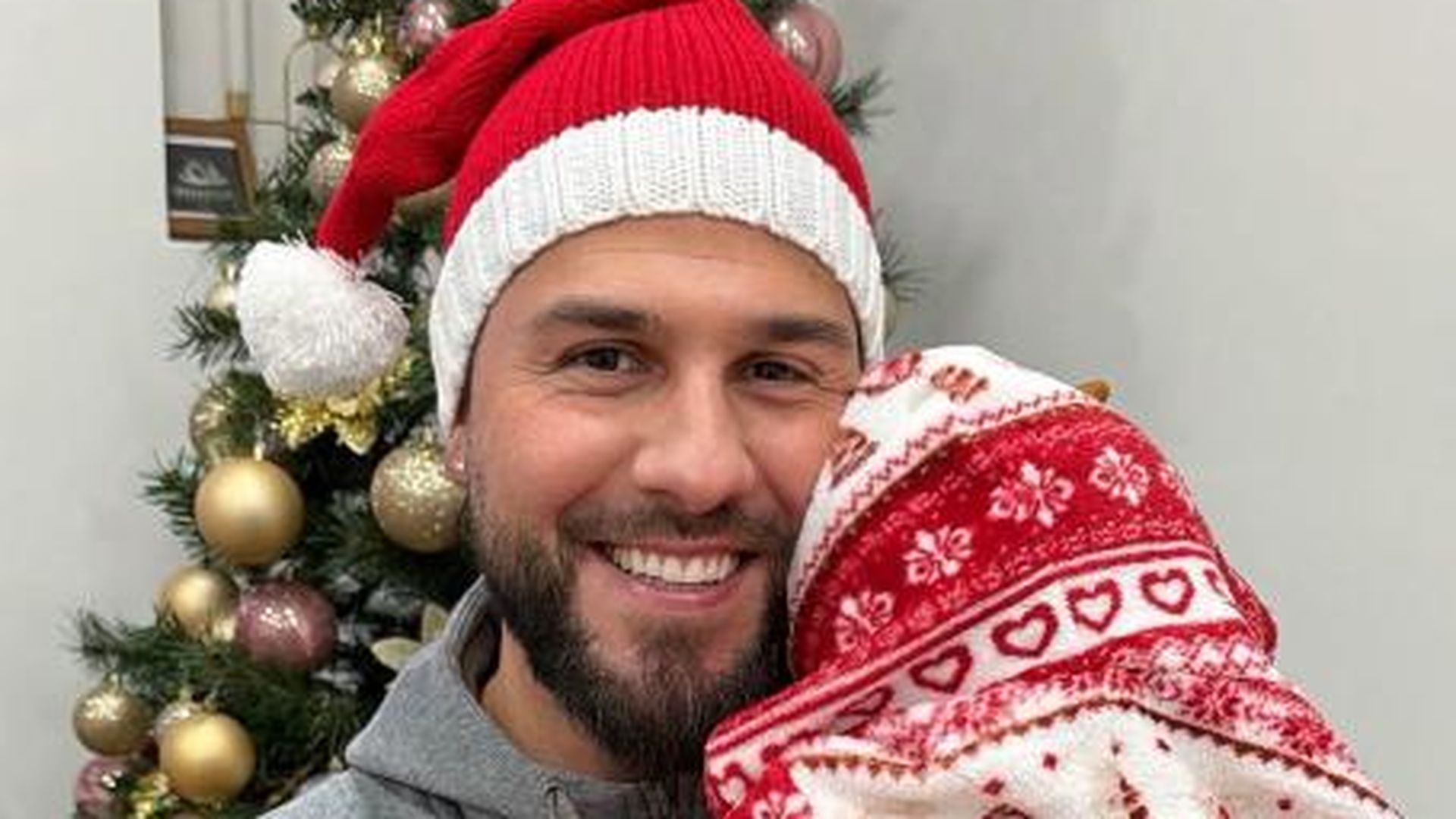 Stolz-Maurice-Dziwak-feiert-erstes-Weihnachten-mit-Baby