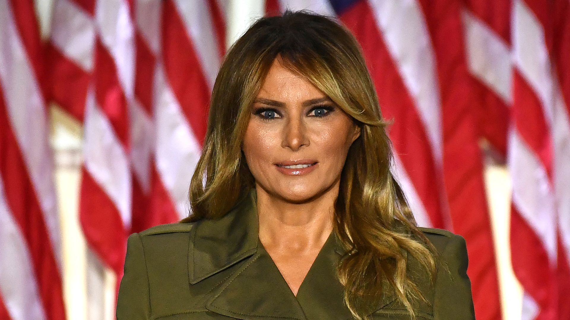 Vertrauter-von-Melania-Trump-auf-Epstein-Foto-erkannt