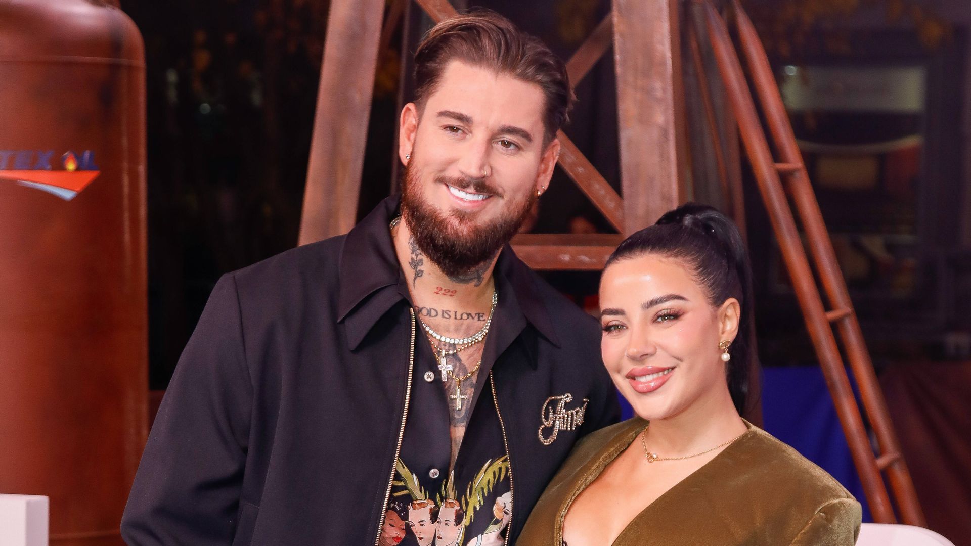 Leyla-Mike-Heiter-feiern-Silvester-im-Sommerhaus-der-Stars