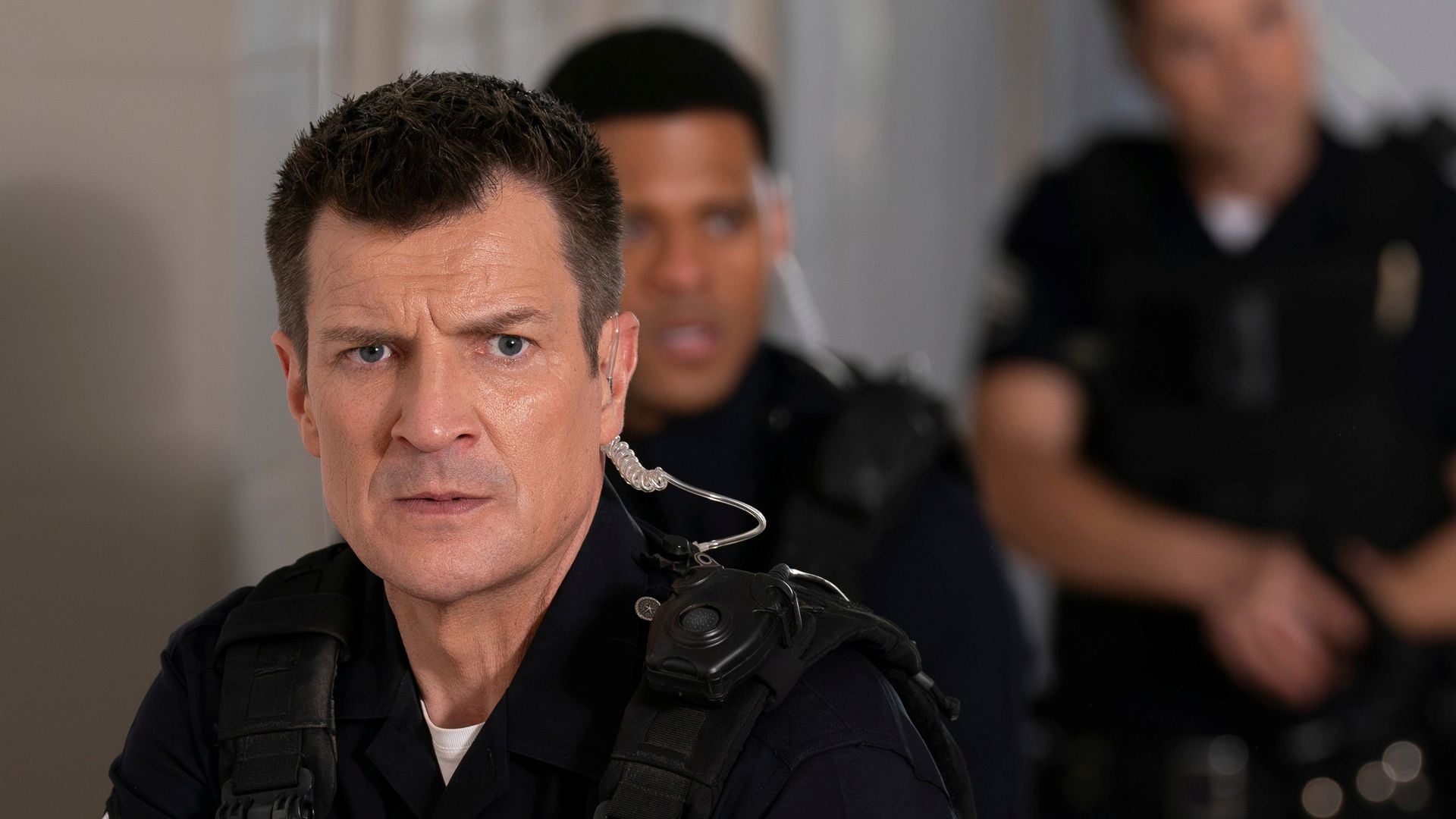 5-Kilo-Uniform-Nathan-Fillion-ber-The-Rookie-Dreh