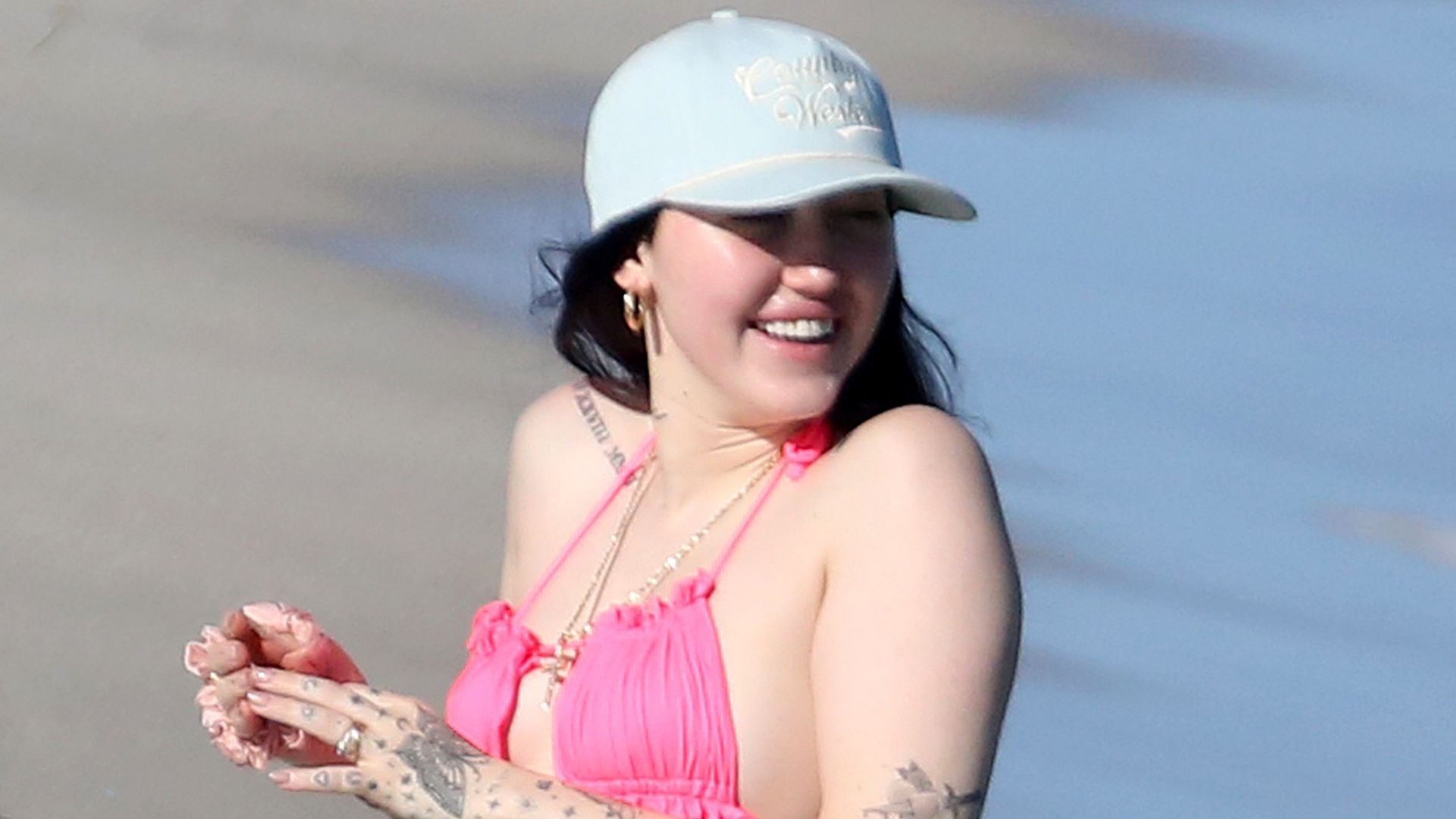 Im knappen Bikini-Tanga: Noah Cyrus tollt in den Wellen!