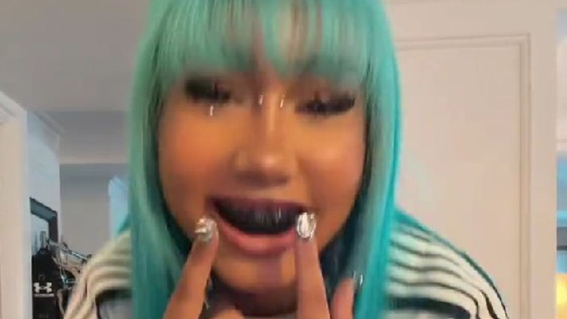 -F-r-meine-Hater-North-West-zeigt-Zahn-Grills-Piercings