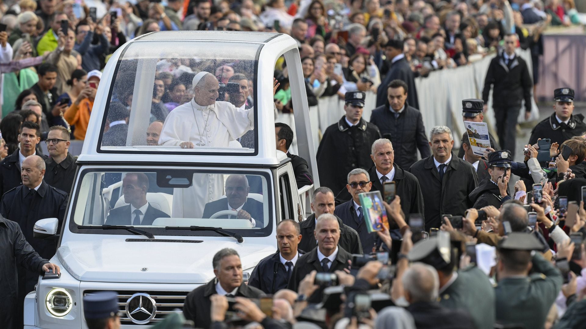 Im Papamobil: Papst Leo XIV. kehrt acht Tage nach Lungen-OP auf den ...