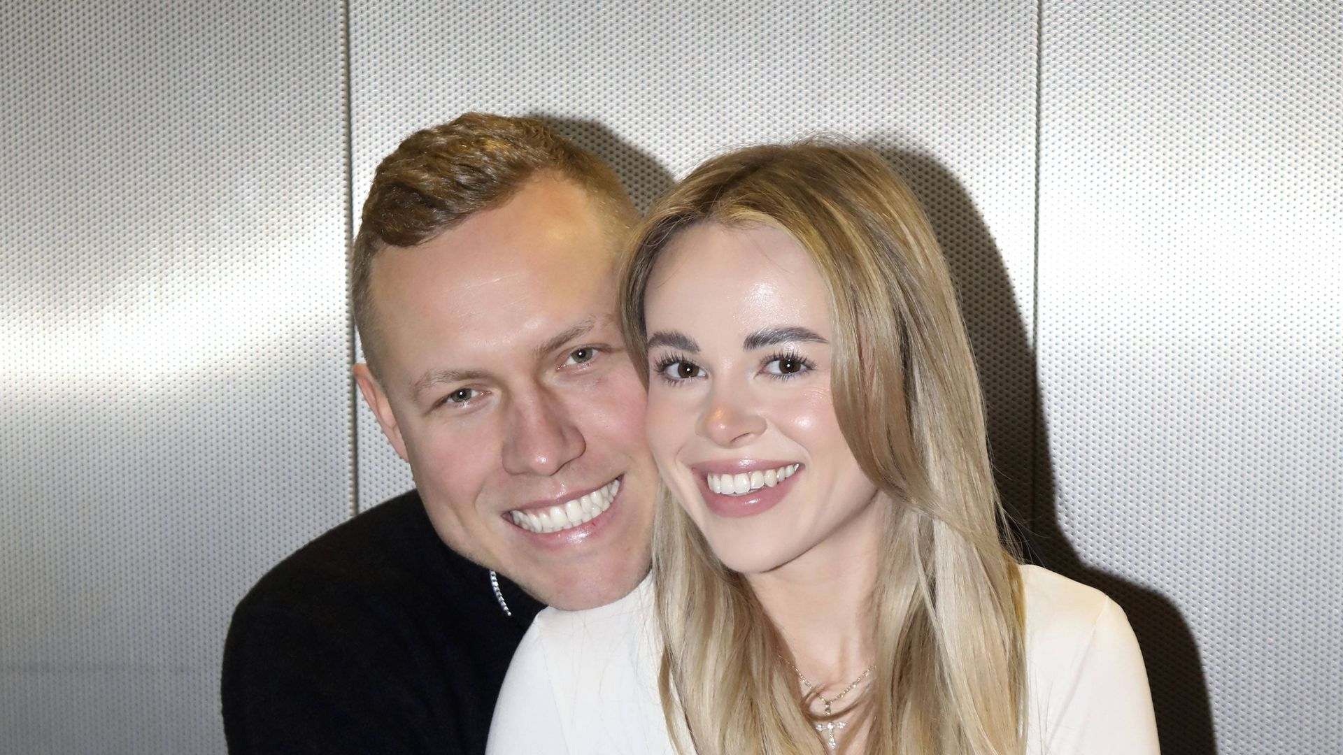 Flirtet-Dschungel-Eva-mit-ihm-Patricks-Freundin-u-ert-sich