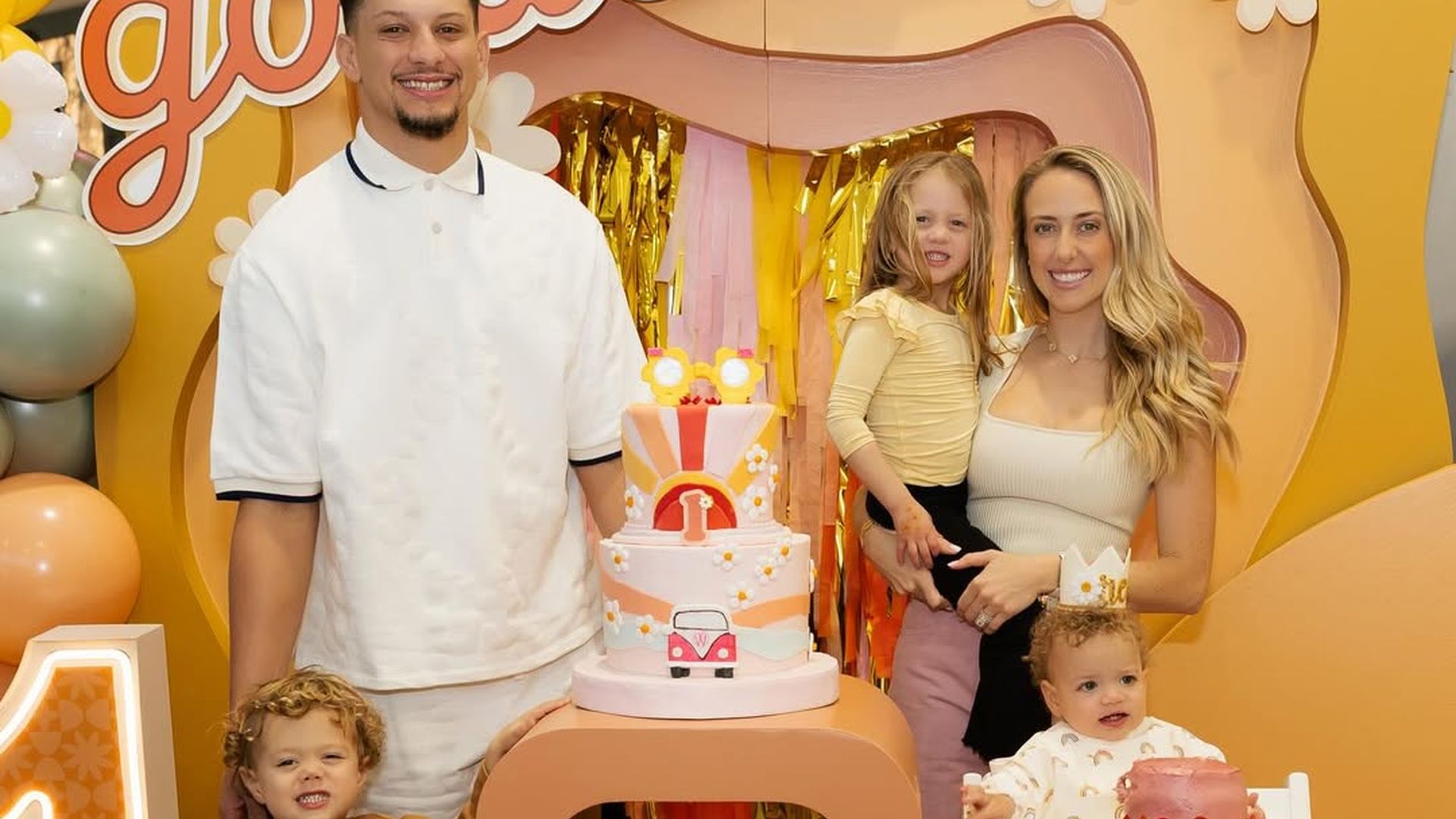 Patrick-Brittany-Mahomes-feiern-Goldens-ersten-Geburtstag