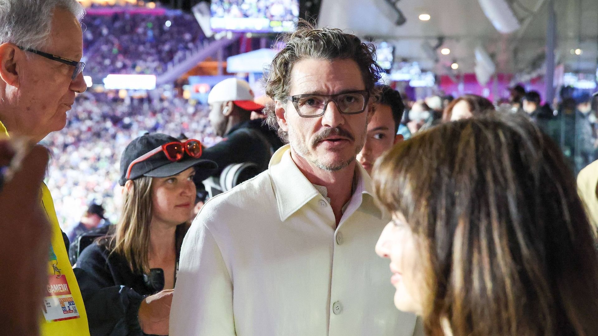 Fans-feiern-Pedro-Pascals-Super-Bowl-Auftritt-bei-Bad-Bunny