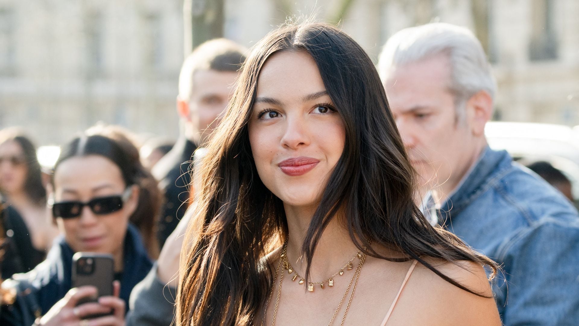 Olivia-Rodrigo-zeigt-sich-verliebt-mit-Julian-Croonenberghs
