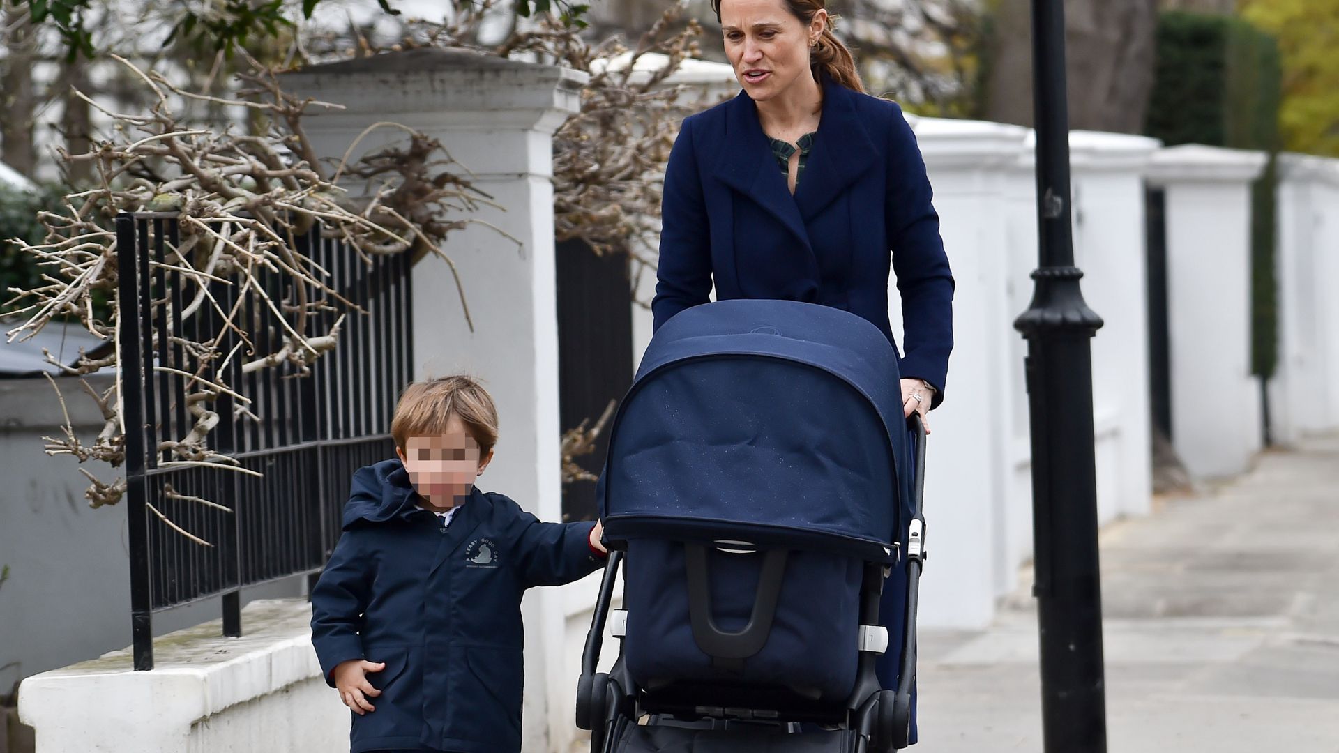 Hier spaziert Pippa Middleton mit Arthur und Baby Grace
