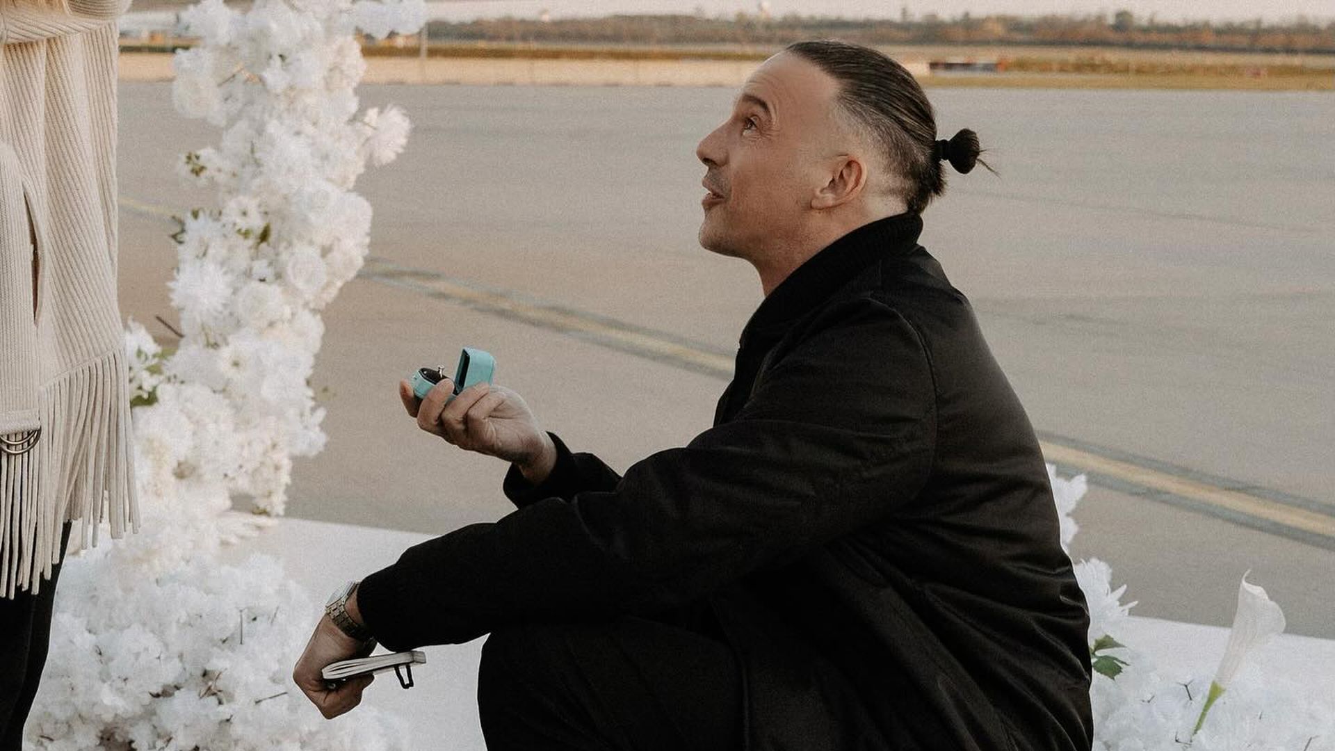 Rapper RAF Camora berrascht Mit Heiratsantrag Am Rollfeld
