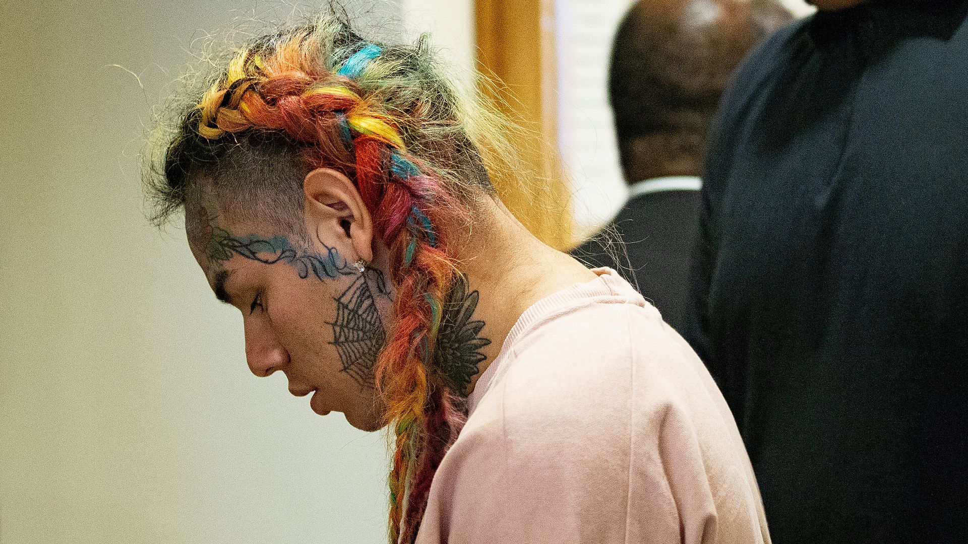 Rapper 6ix9ine wurde wegen illegaler Geschäfte verhaftet!