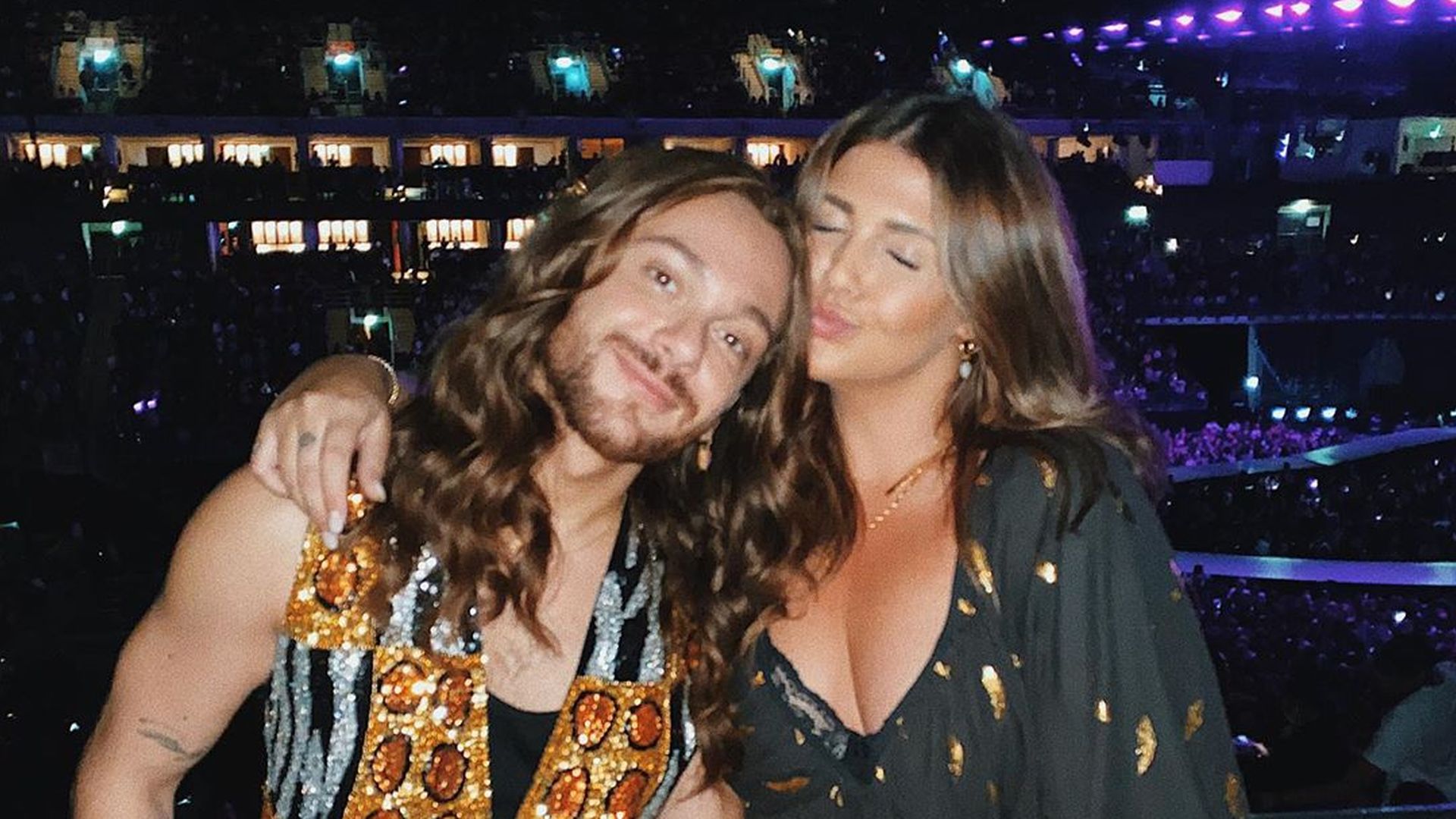 Riccardo-Simonetti-bekommt-ein-iconic-Geschenk-von-Farina