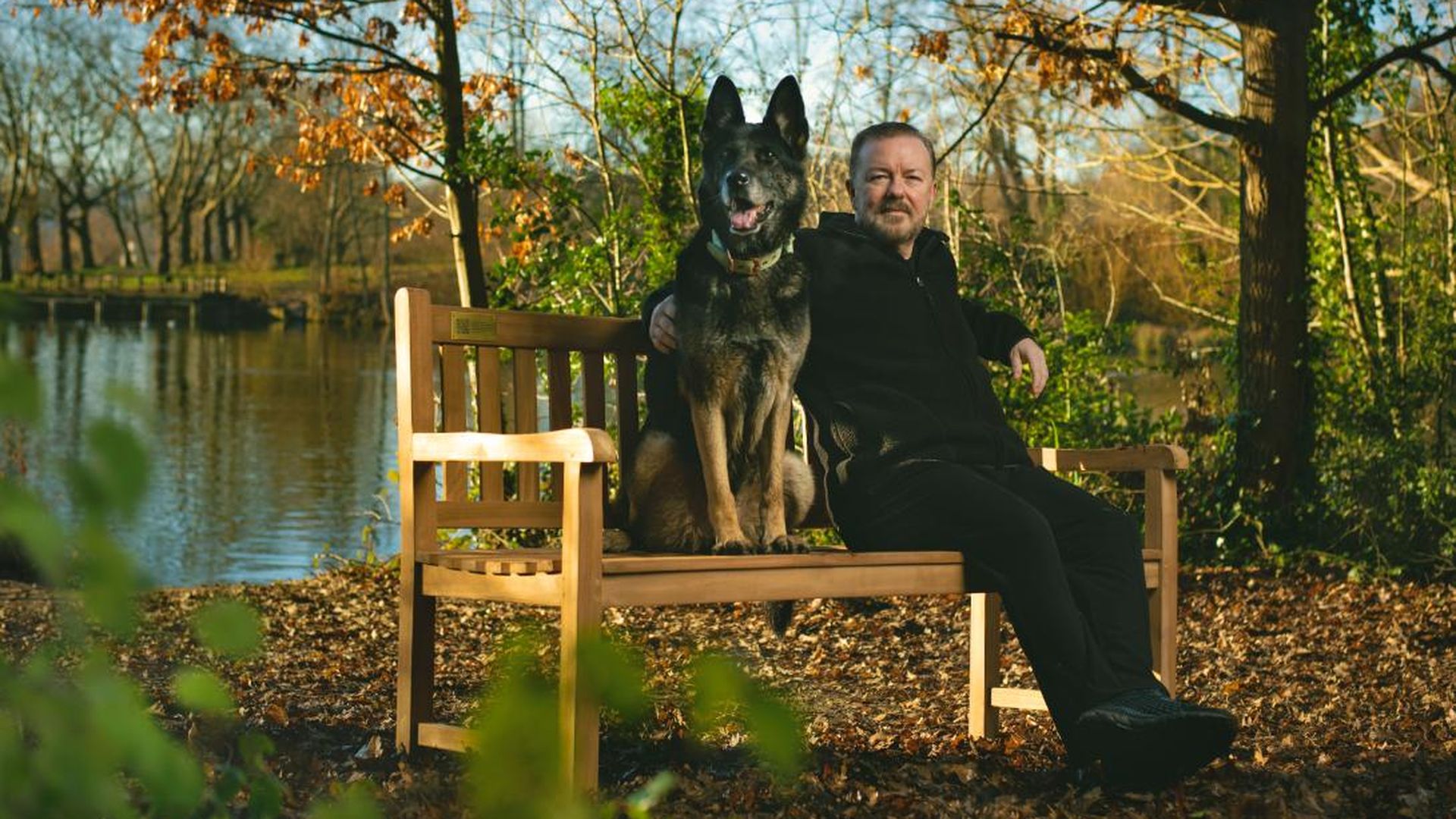 Ricky-Gervais-ehrt-verstorbenen-After-Life-Hund-mit-Statue