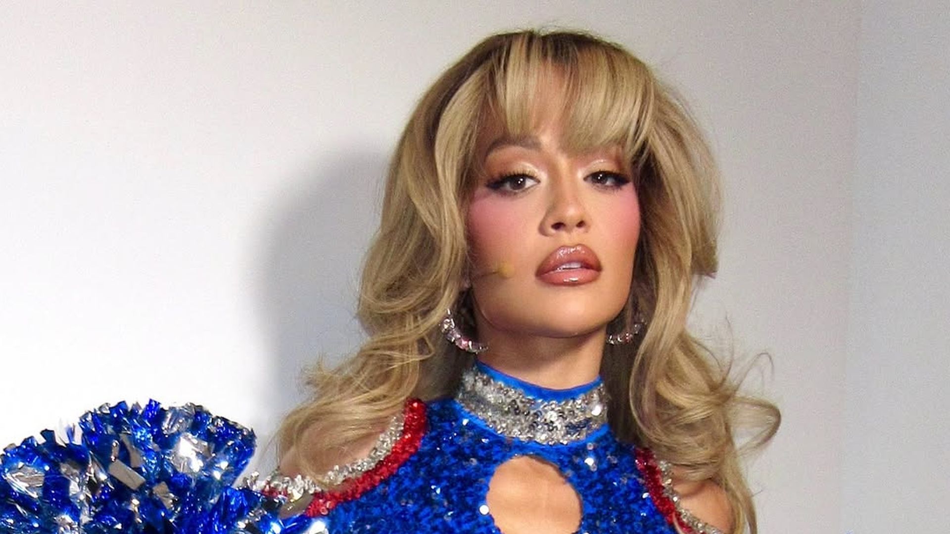 Vor-dem-Super-Bowl-Rita-Ora-glitzert-im-Cheerleader-Kost-m