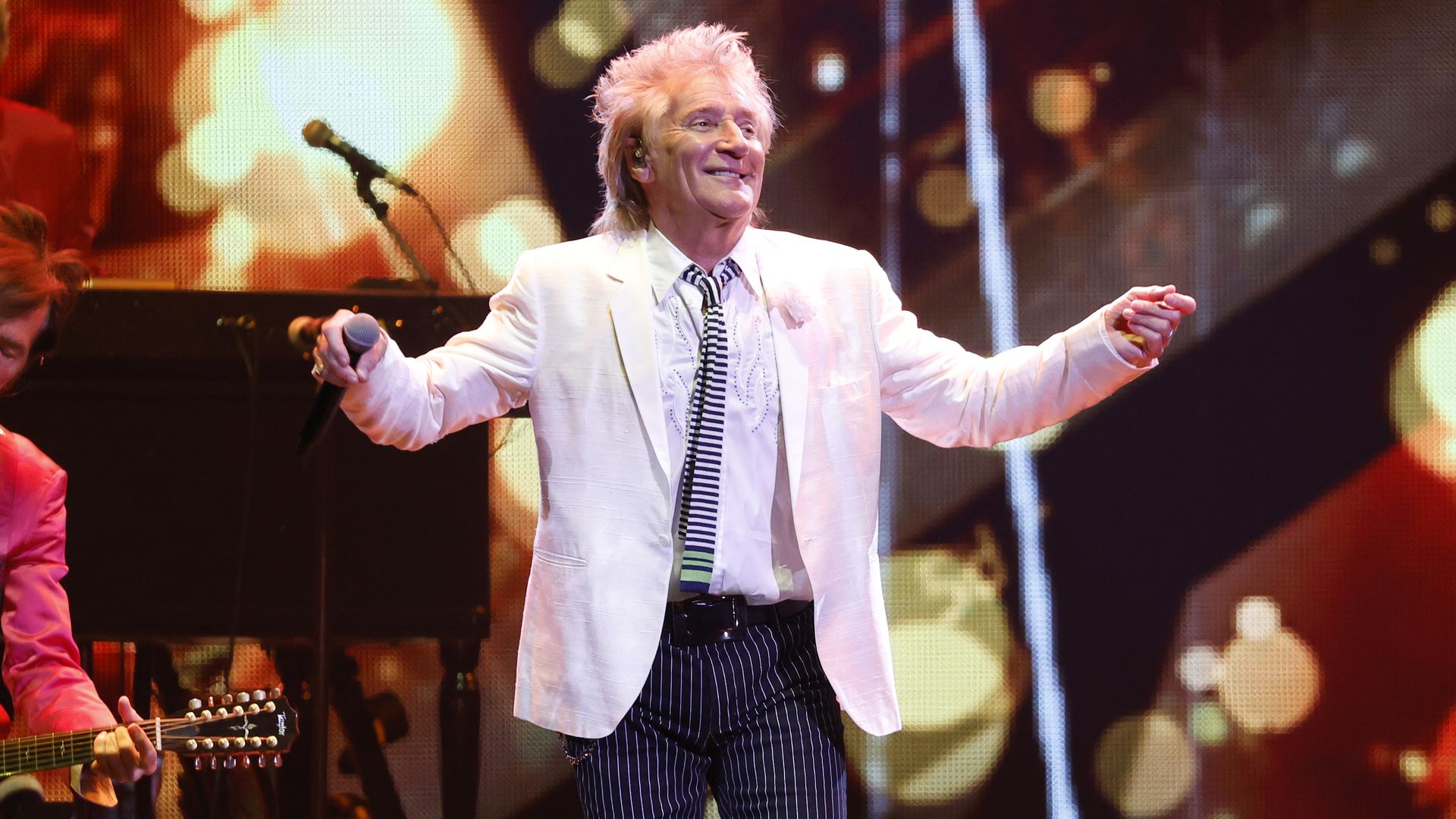 Rod-Stewart-singt-mit-Sohn-Karaoke-in-schottischem-Pub