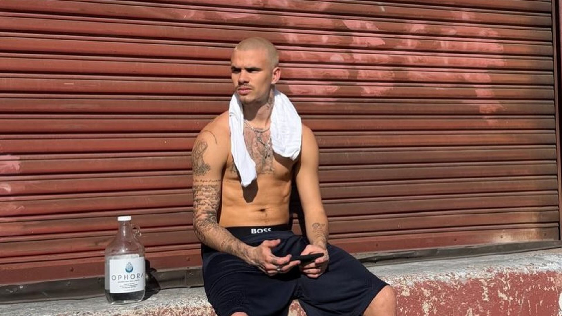 Fans-beeindruckt-Romeo-Beckham-zeigt-sich-fit-und-oben-ohne