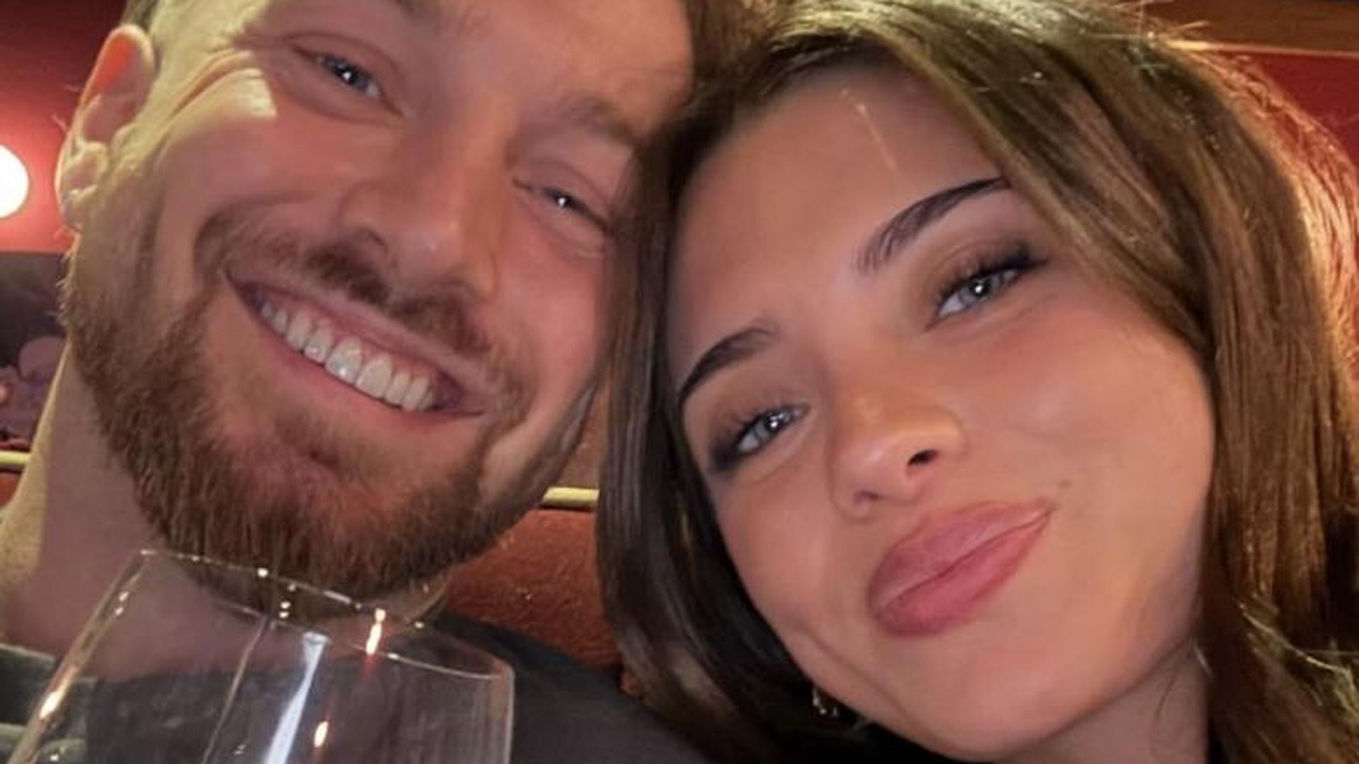 Sam-Thompson-stellt-der-Mannschaft-seine-neue-Freundin-vor