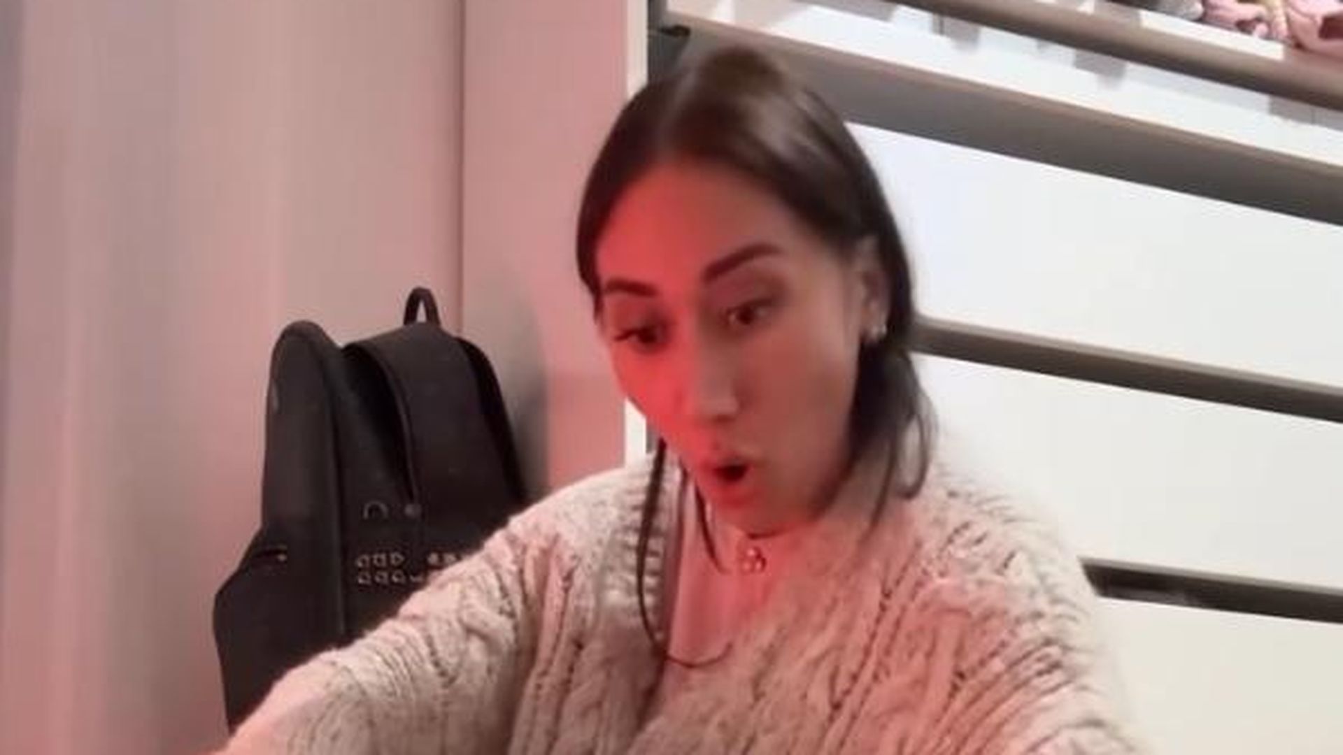 Alles-ist-blau-Samira-Yavuz-hat-sich-ihren-Zeh-gebrochen