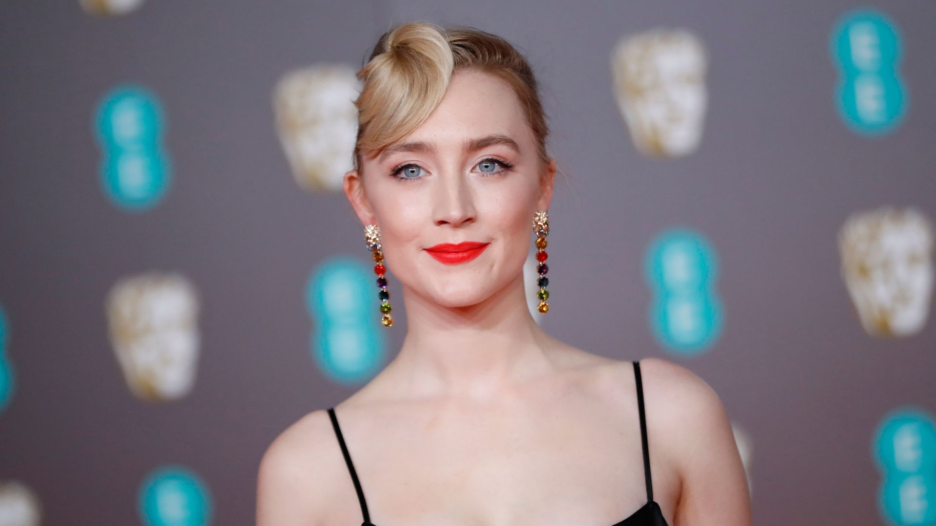 Schwangere-Saoirse-Ronan-pr-sentiert-Babybauch-in-London