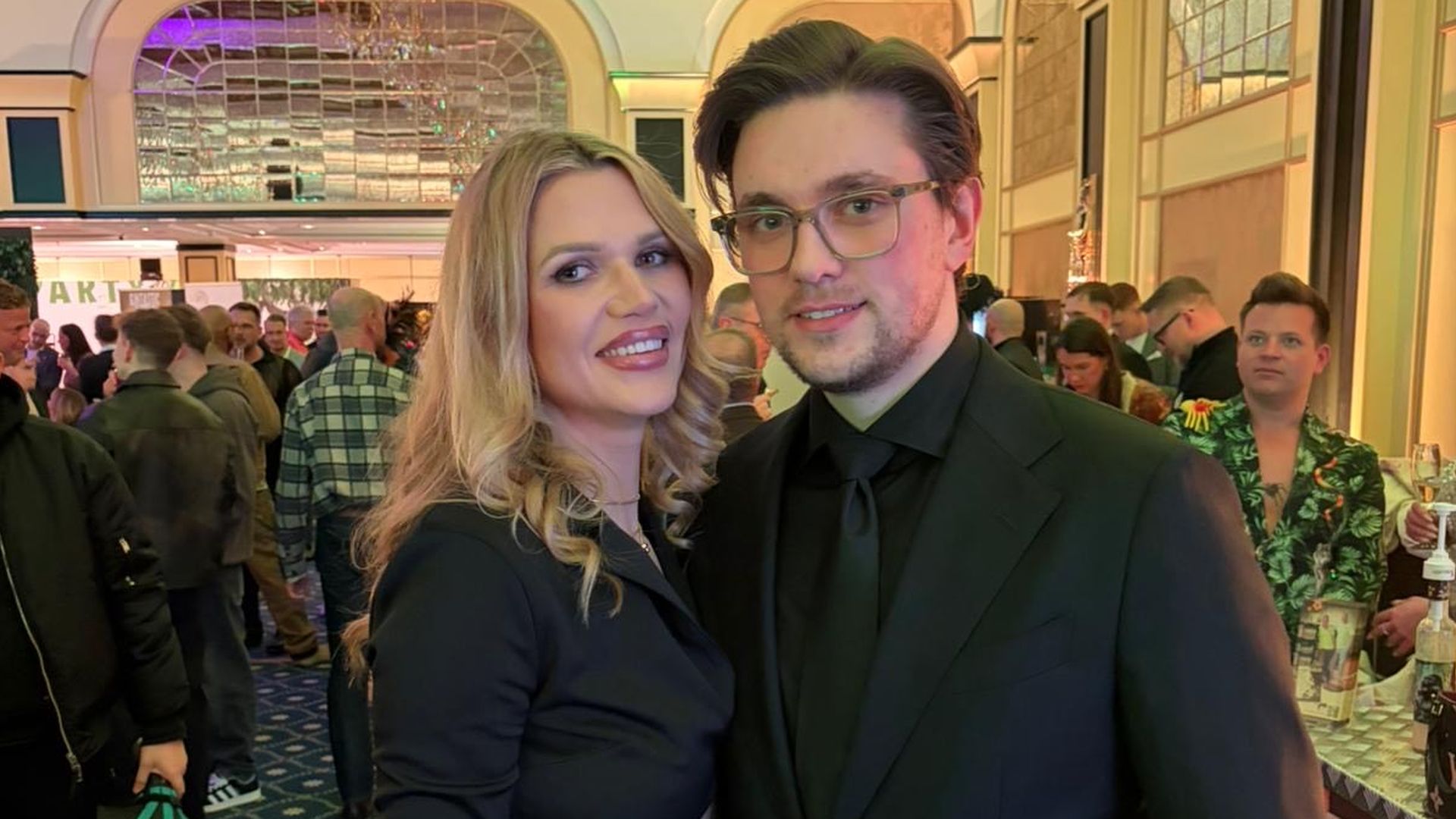 Deb-t-bei-Dschungelparty-Sara-Kulka-ist-wieder-vergeben