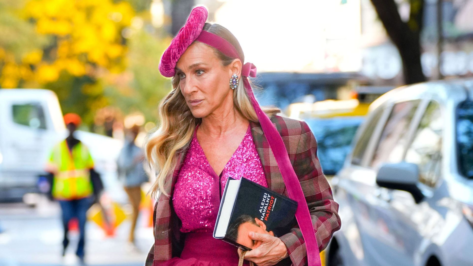 Sarah Jessica Parker glänzt in Pink bei "And Just Like That"