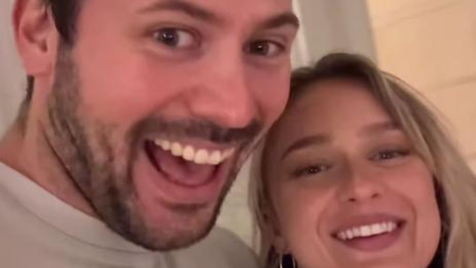 Sebastian-Klaus-und-Jenny-verschicken-Hochzeitseinladungen