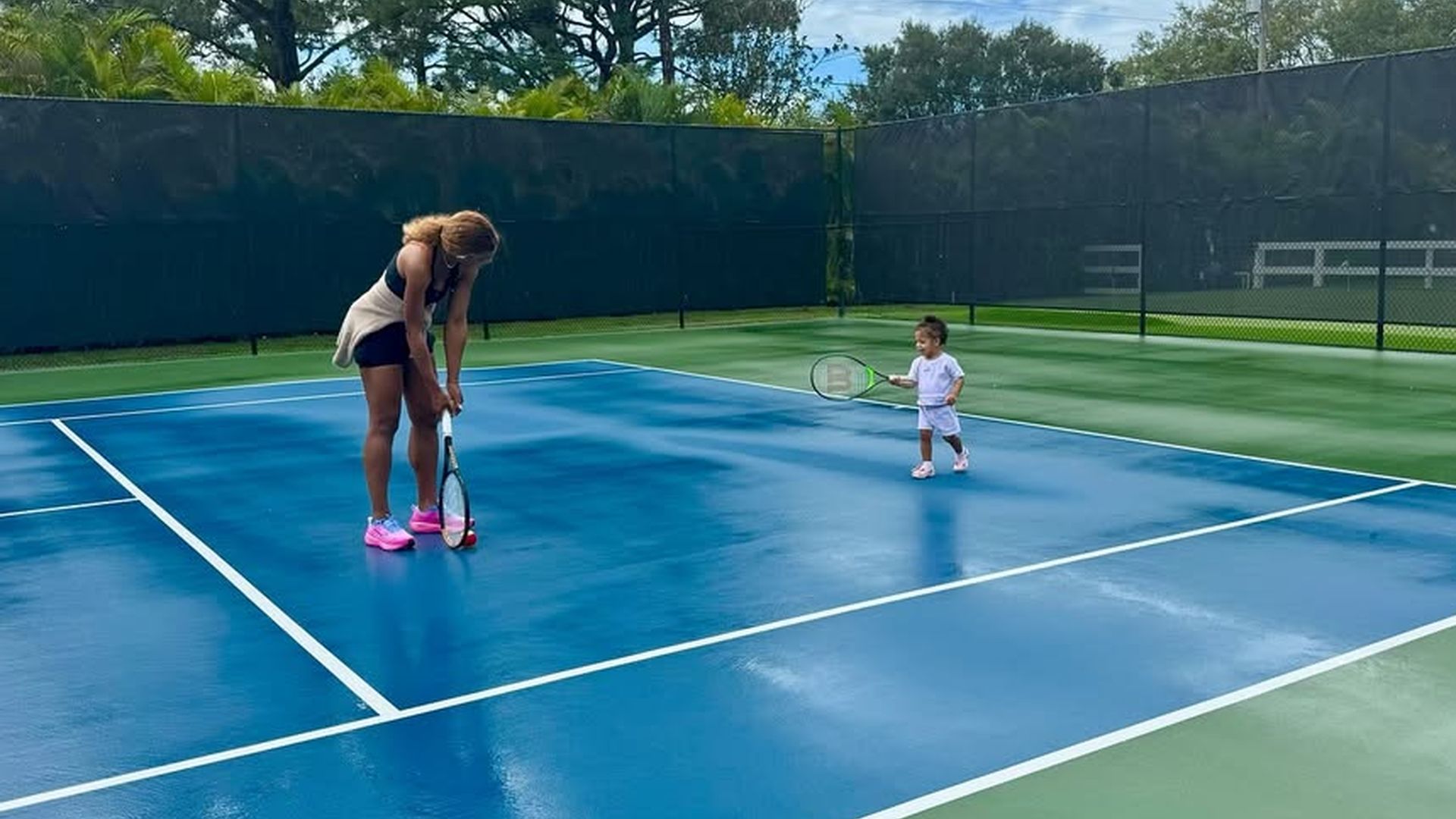 Serena-Williams-f-hrt-zweij-hrige-Tochter-ans-Tennis-heran