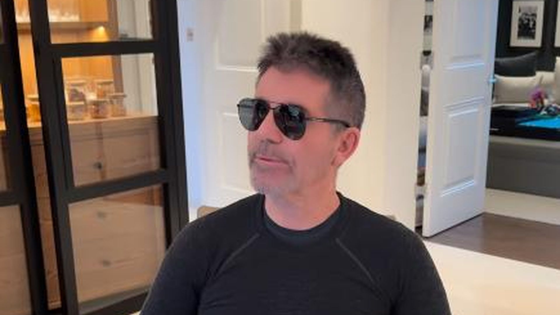 Simon-Cowell-strahlt-mit-Hunden-und-Verlobter-auf-Barbados