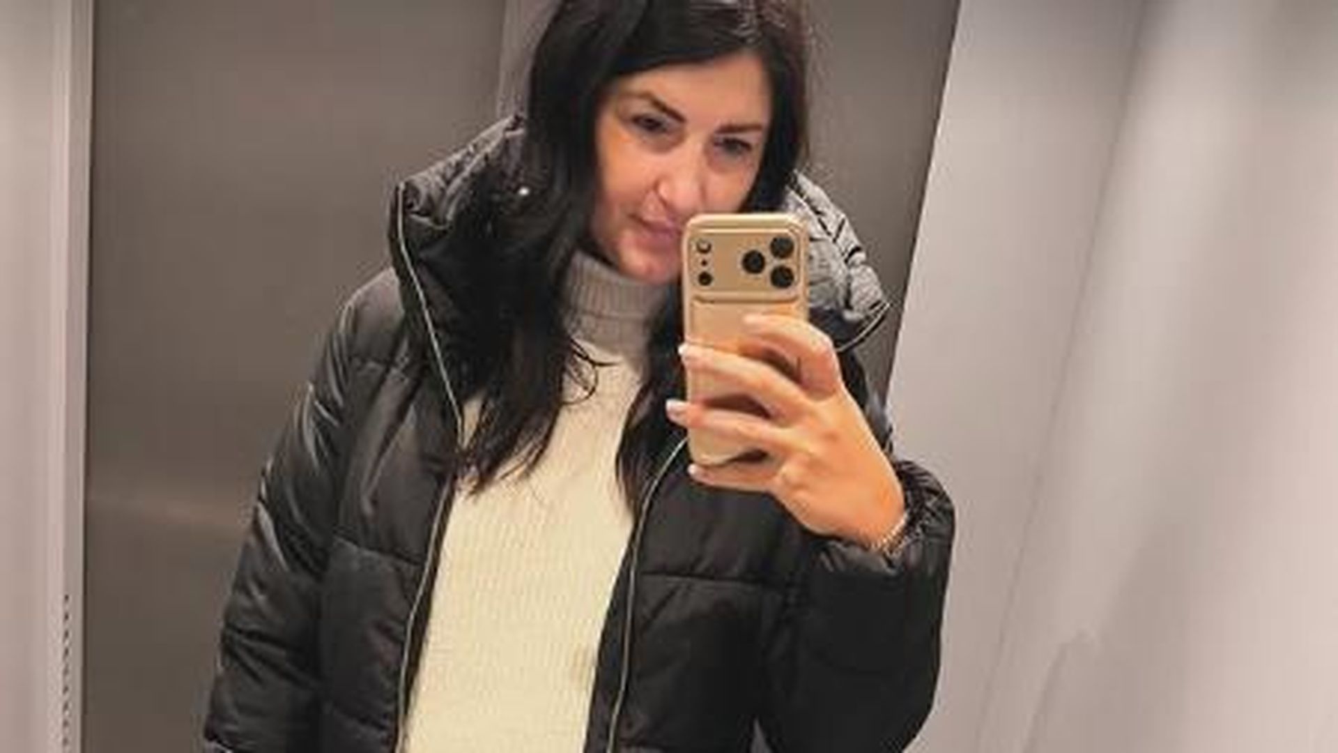 Skistar-Stephanie-Venier-zeigt-ihren-wachsenden-Babybauch