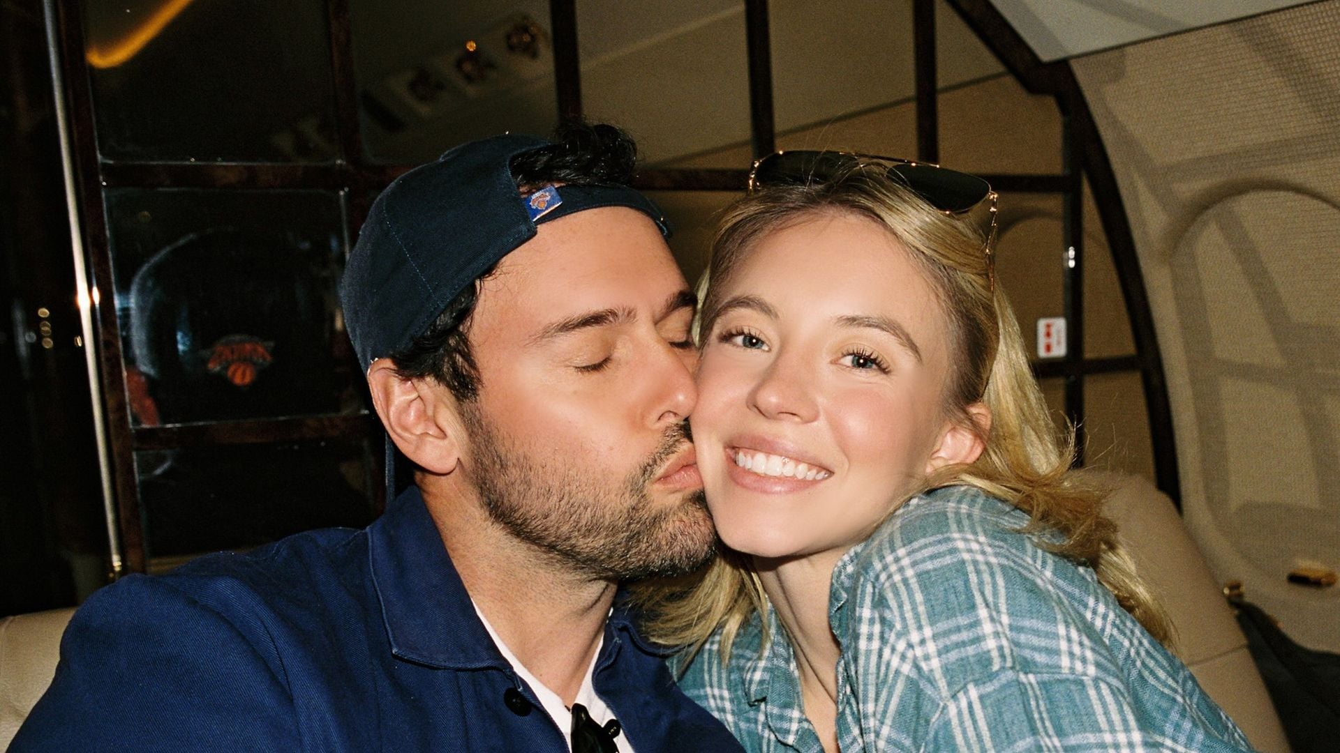 Sydney-Sweeney-kuschelt-mit-Scooter-Braun-in-Australien