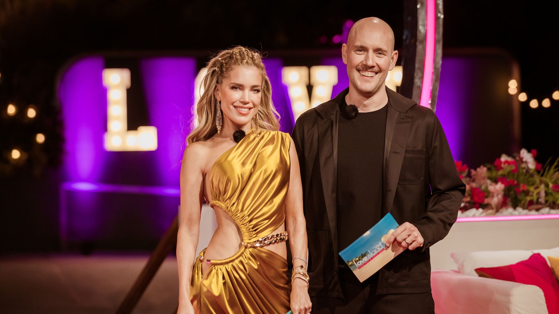Verwunderlich Love Island Moderator Ebenbild