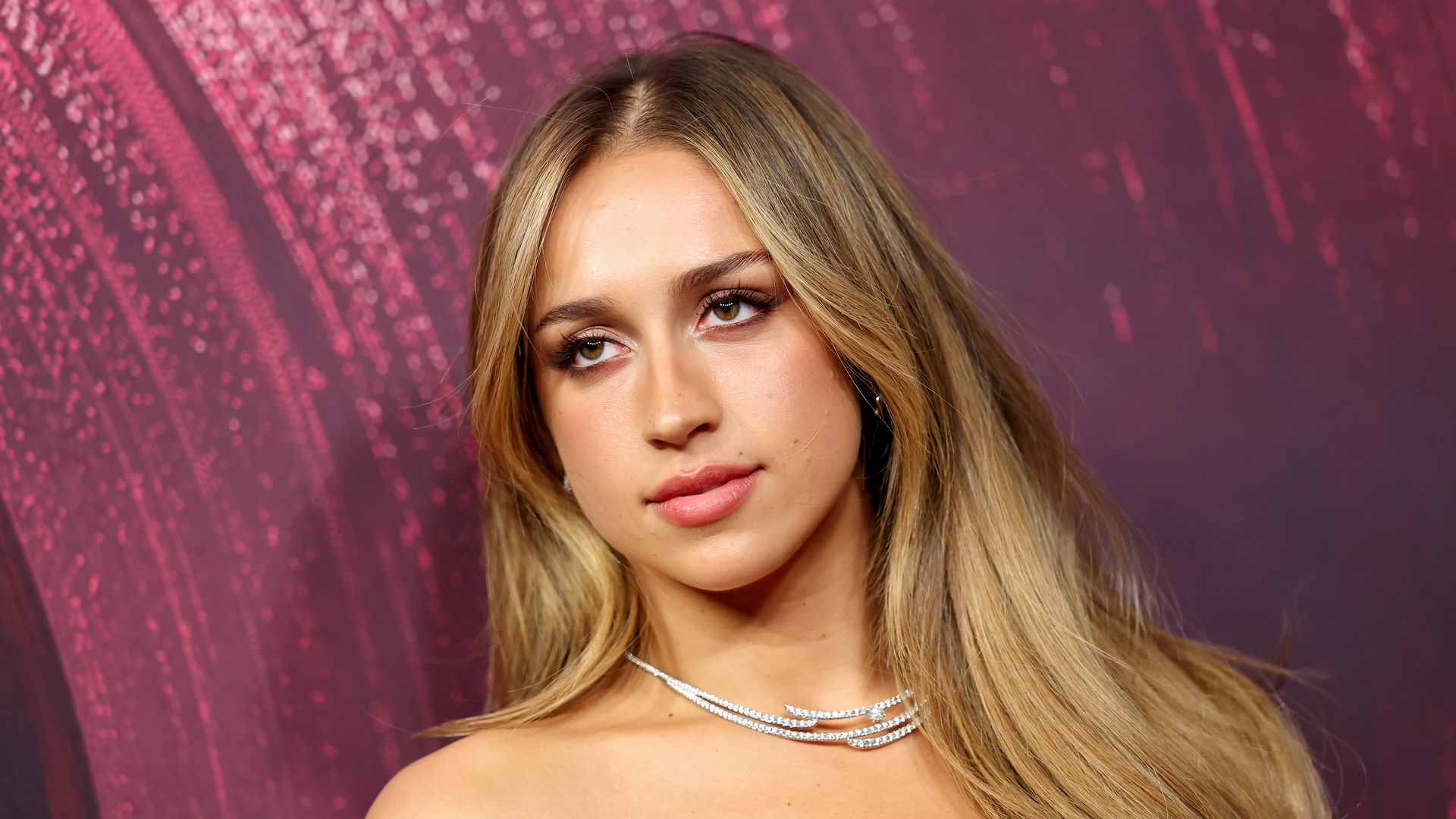 Tate-McRae-reflektiert-ihre-Beziehung-mit-The-Kid-LAROI