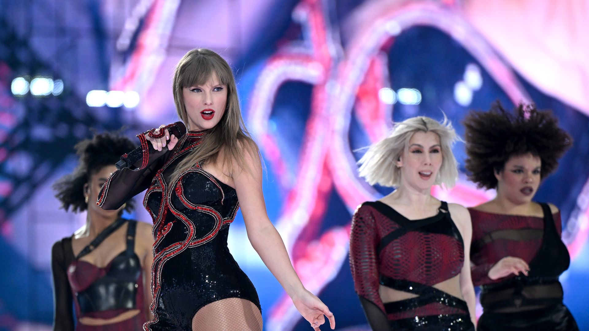Taylor-Swifts-Backgrounds-ngerin-Jeslyn-performt-trotz-Krebs
