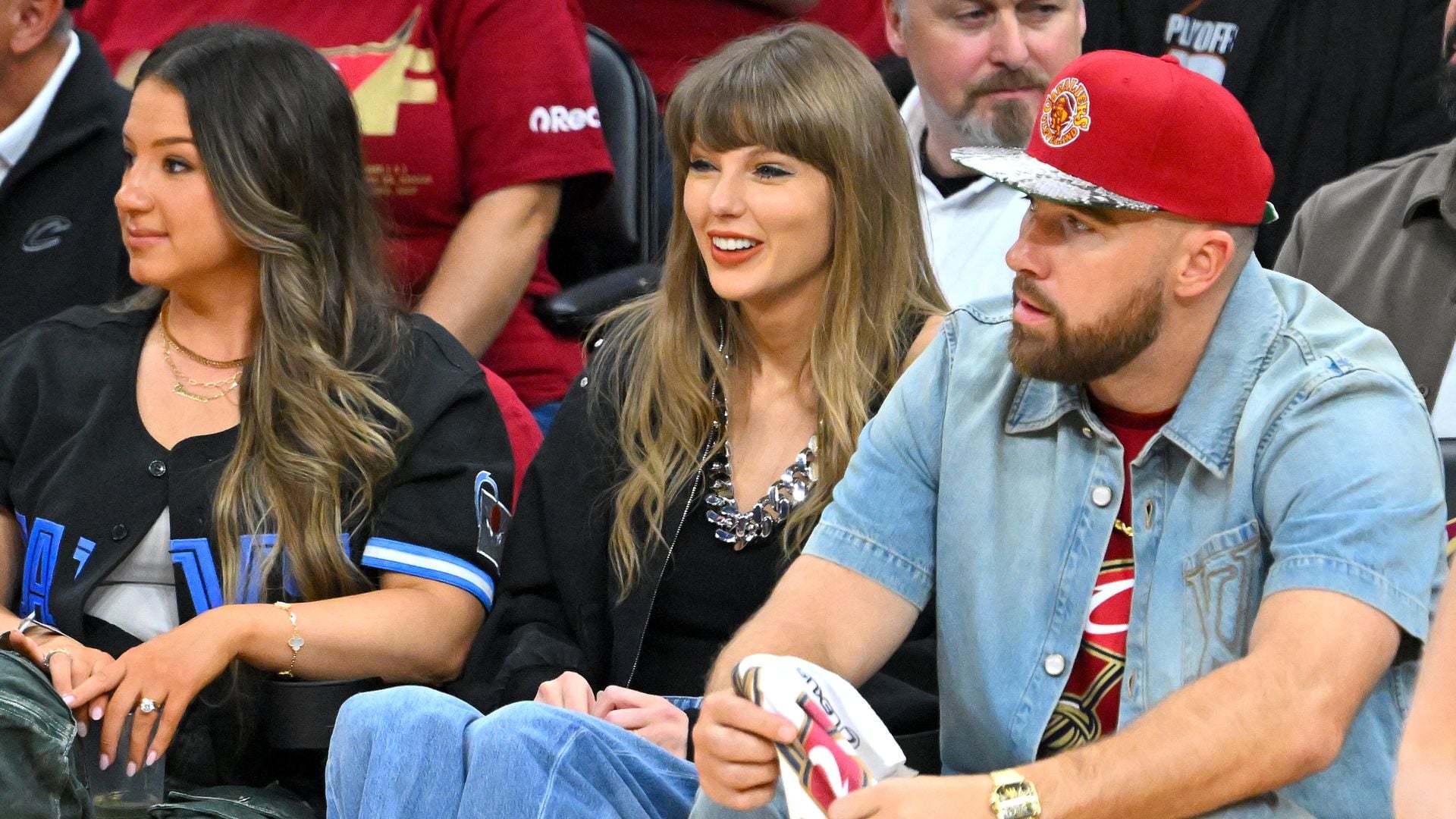 Travis Kelce zeigt seiner Taylor die Sportwelt von Cleveland
