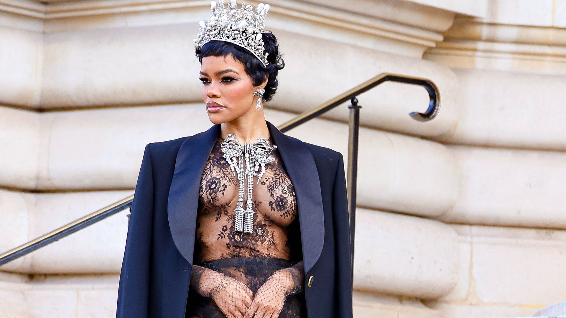 Spitzendress-Tiara-Teyana-Taylors-Wow-Auftritt-in-Paris