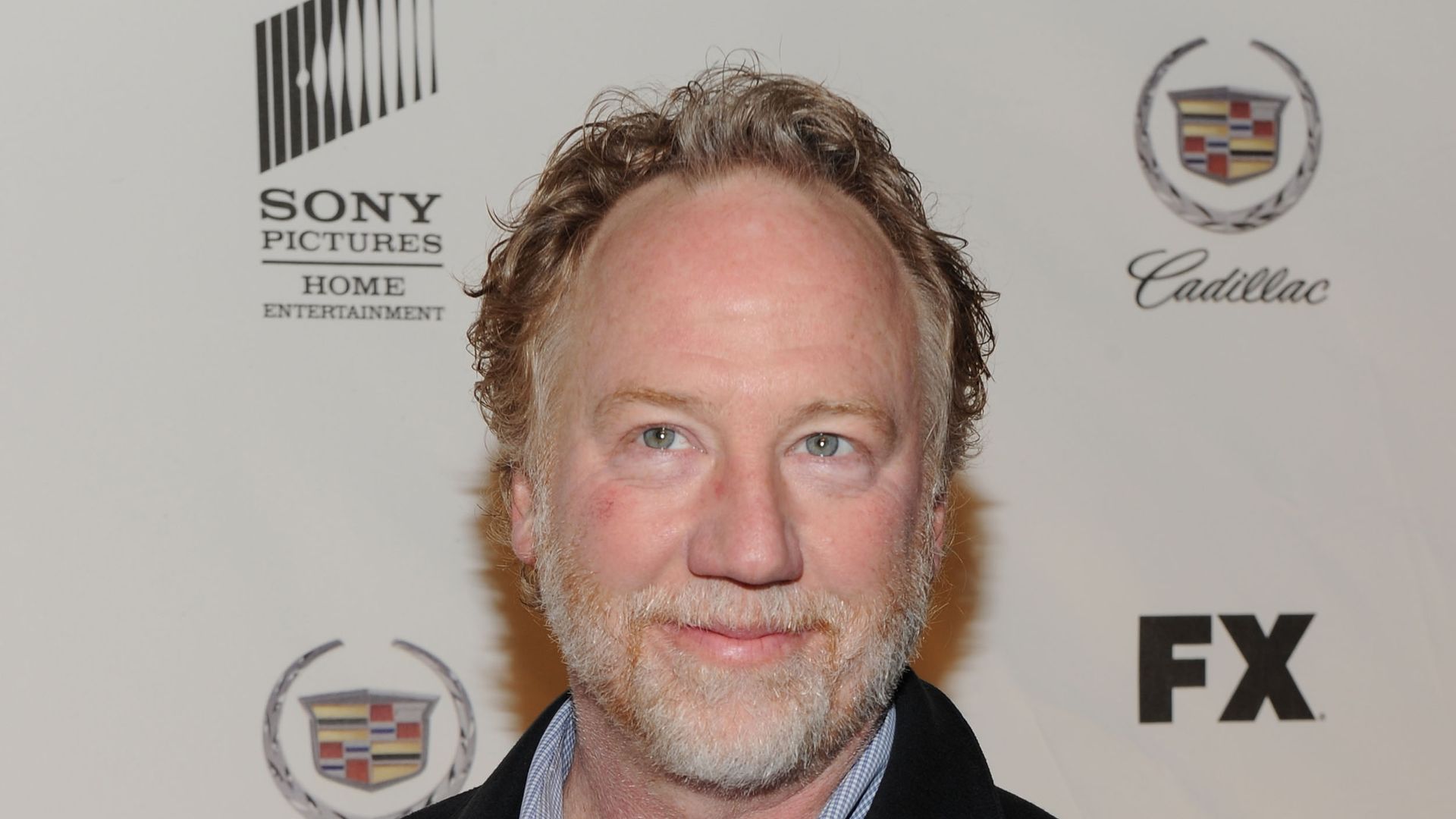 Timothy-Busfield-nach-Vorw-rfen-digital-aus-Film-entfernt