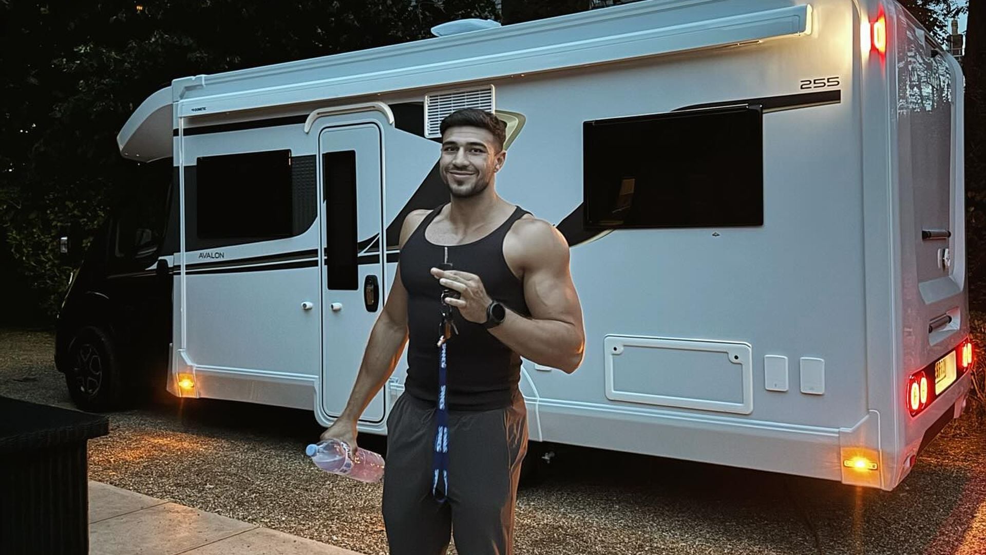 Ab-ins-Trainingslager-Tommy-Fury-verl-sst-neugeborenes-Baby