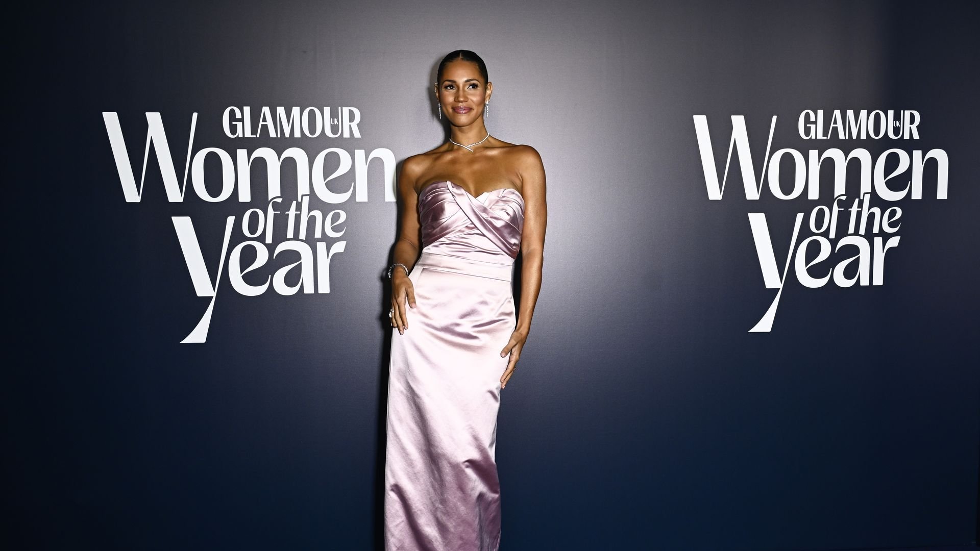 Bei-Event-Vick-Hopes-Schmuck-wurde-von-Bodyguard-abgeholt