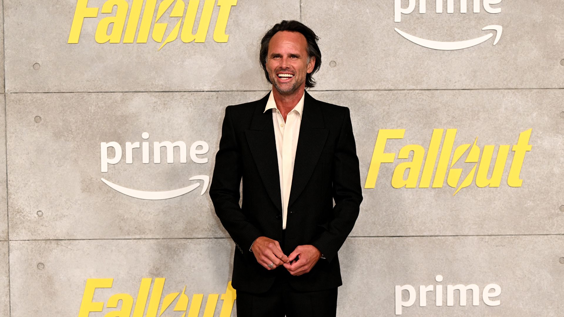 -Fallout-Star-Walton-Goggins-k-mpft-mit-Ghul-Kost-m-am-Set