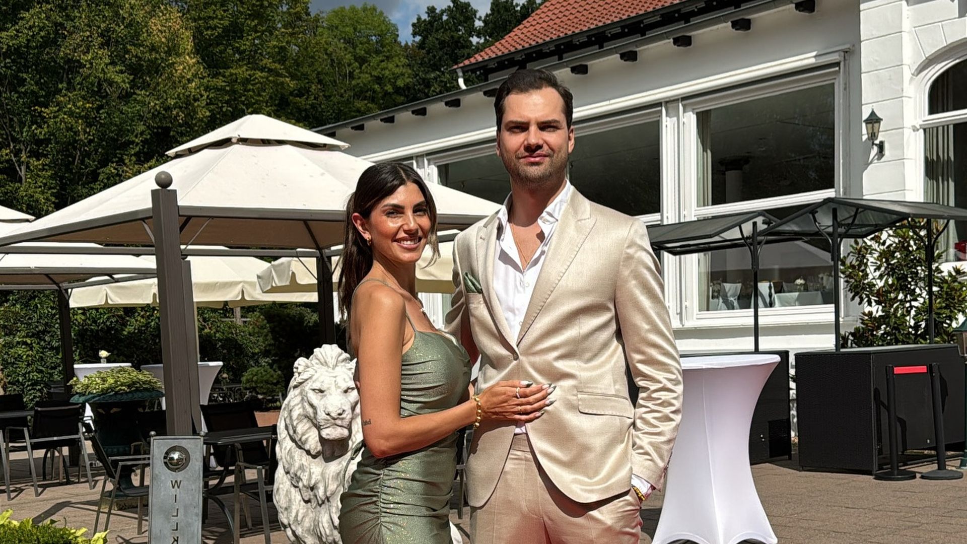 Yeliz-Wunsch-Ex-Jimi-Blue-l-sst-sich-neues-Tattoo-stechen