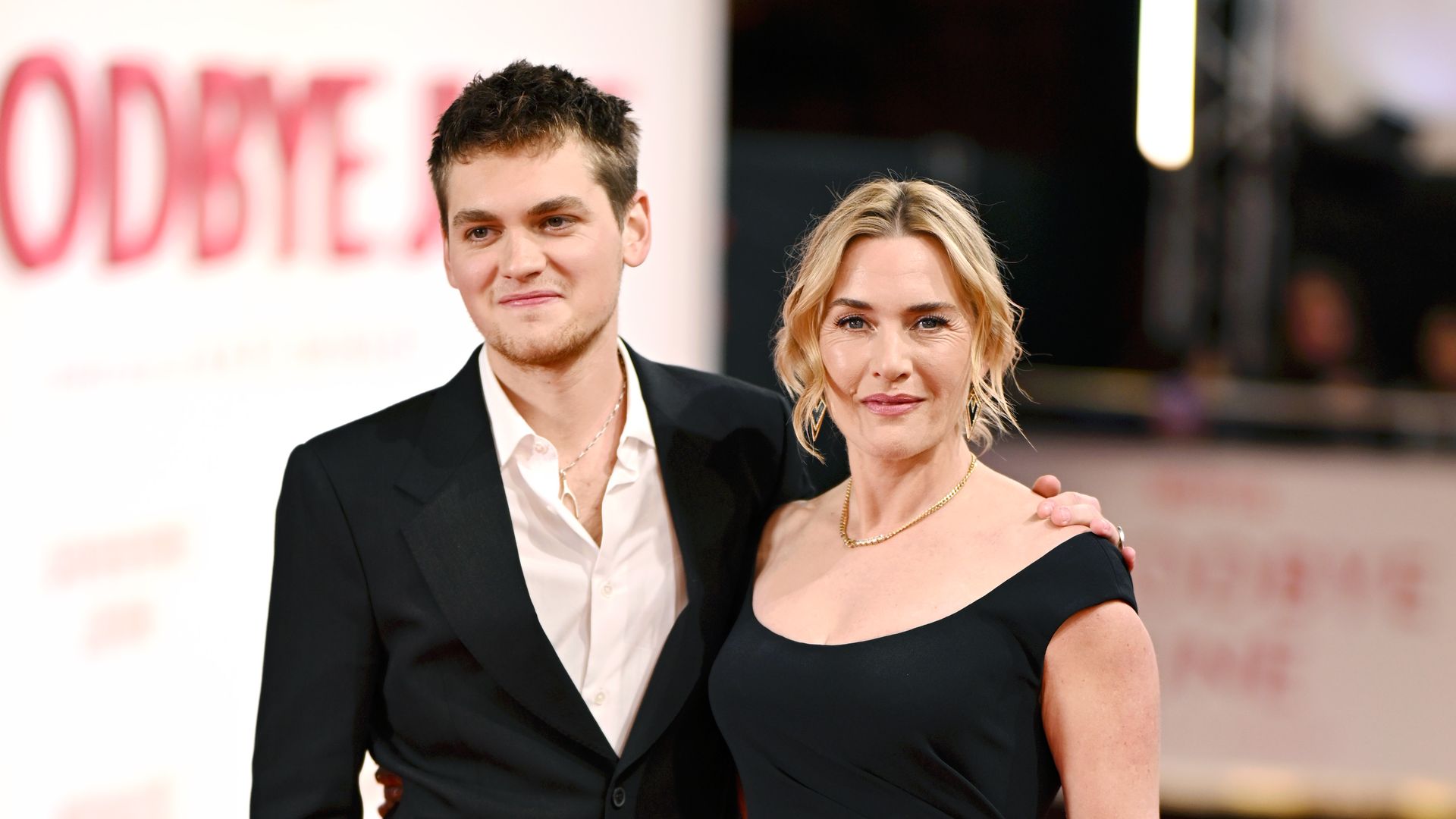 Superselten-Kate-Winslet-zeigt-sich-mit-Sohn-Joe-bei-Event