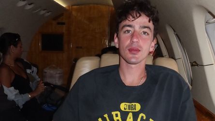 Anna Ermakova erscheint auf Hochzeitsfeier in weißem Kleid