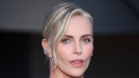 Charlize Theron bummelt mit Tochter über den Bauernmarkt