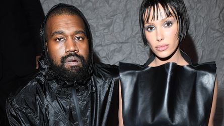 Bianca Censori sorgt in ihrem roten Latex-Look für Aufsehen