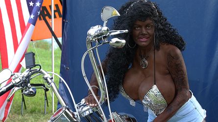 So beeinträchtigen Martina Bigs XXL-Brüste ihren Alltag