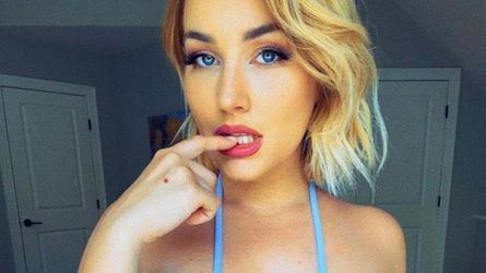 Pups-Influencerin Stephanie Matto datet Franzosen in Paris